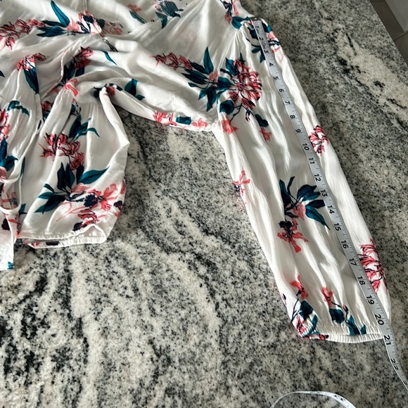 Lucky brand, Los Angeles Size L floral, 3/4 sleeve, one snap tie string at waist - Picture 8 of 11
